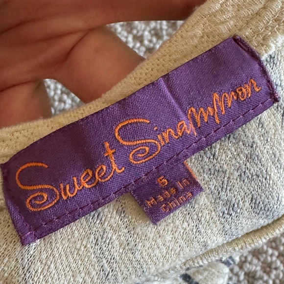 Chic and Flattering Hamptons Dress - Picture 11 of 11